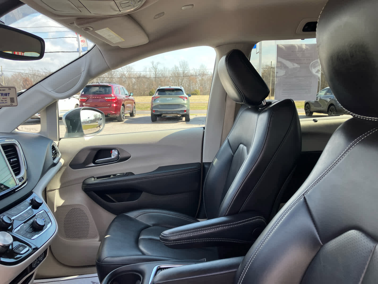 Used 2023 Chrysler Pacifica Touring-L image 10