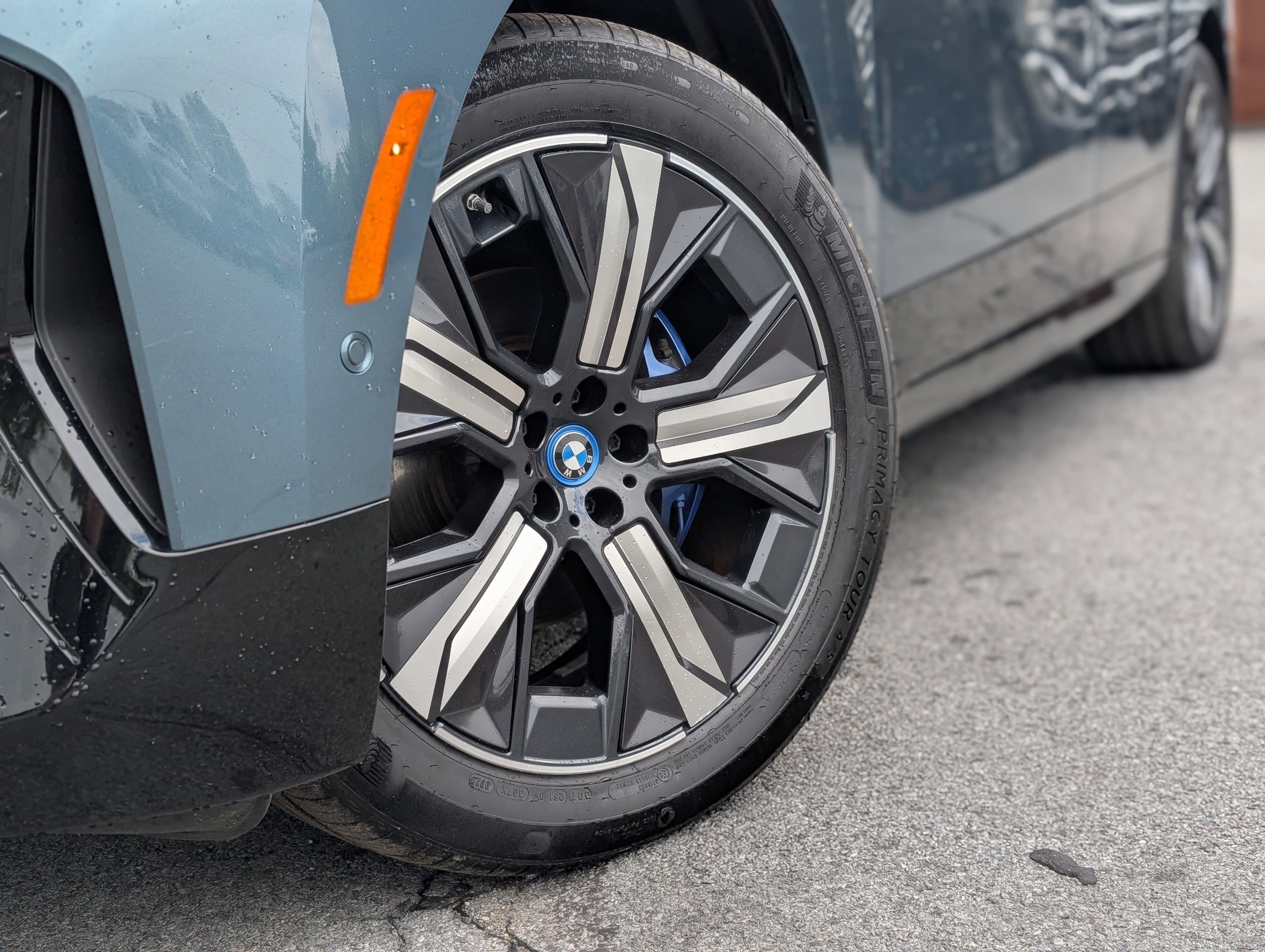 Used 2023 BMW iX xDrive50 w/ Sport Package image 7