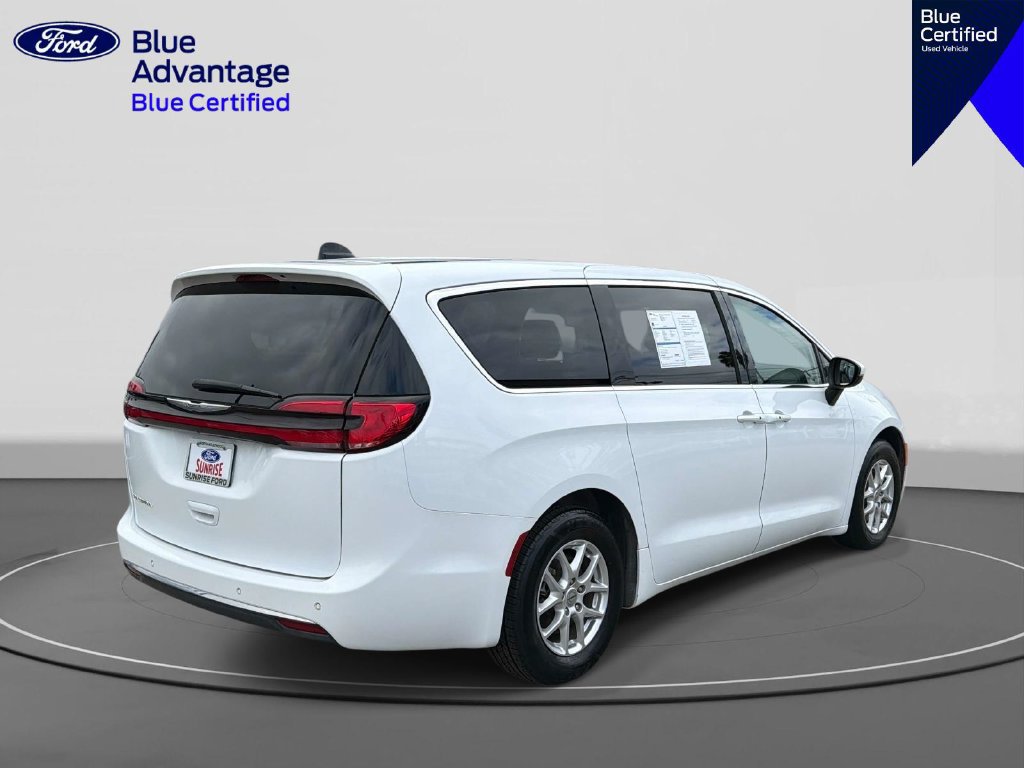 Used 2023 Chrysler Pacifica Touring-L FWD image 5