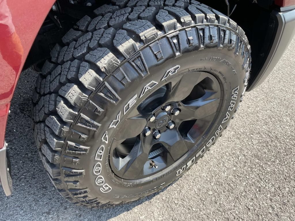 Used 2025 RAM 1500 Warlock AWD/4WD image 32