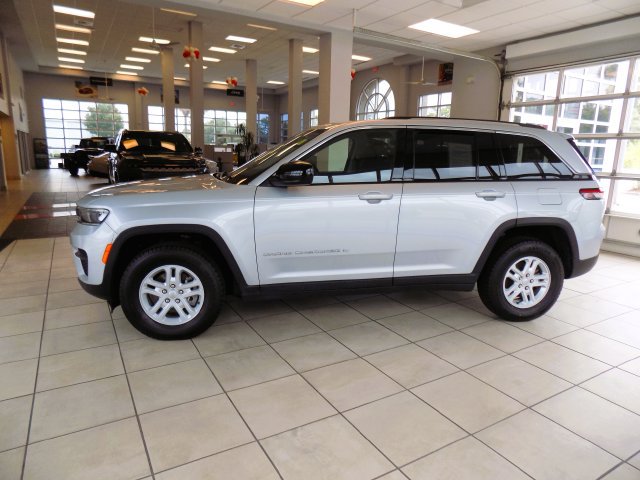 Certified 2024 Jeep Grand Cherokee Laredo RWD image 4