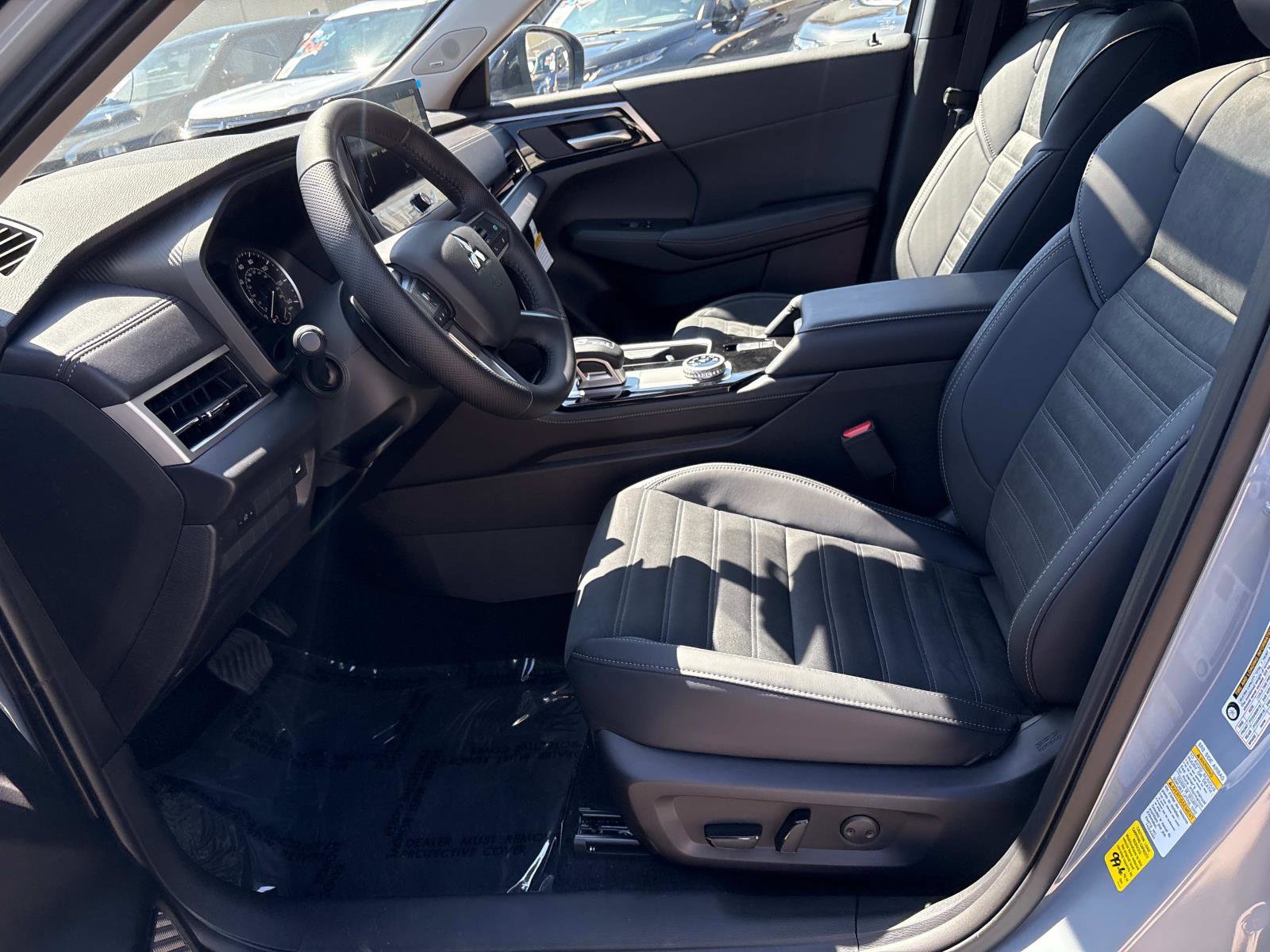 New 2025 Mitsubishi Outlander SE image 14