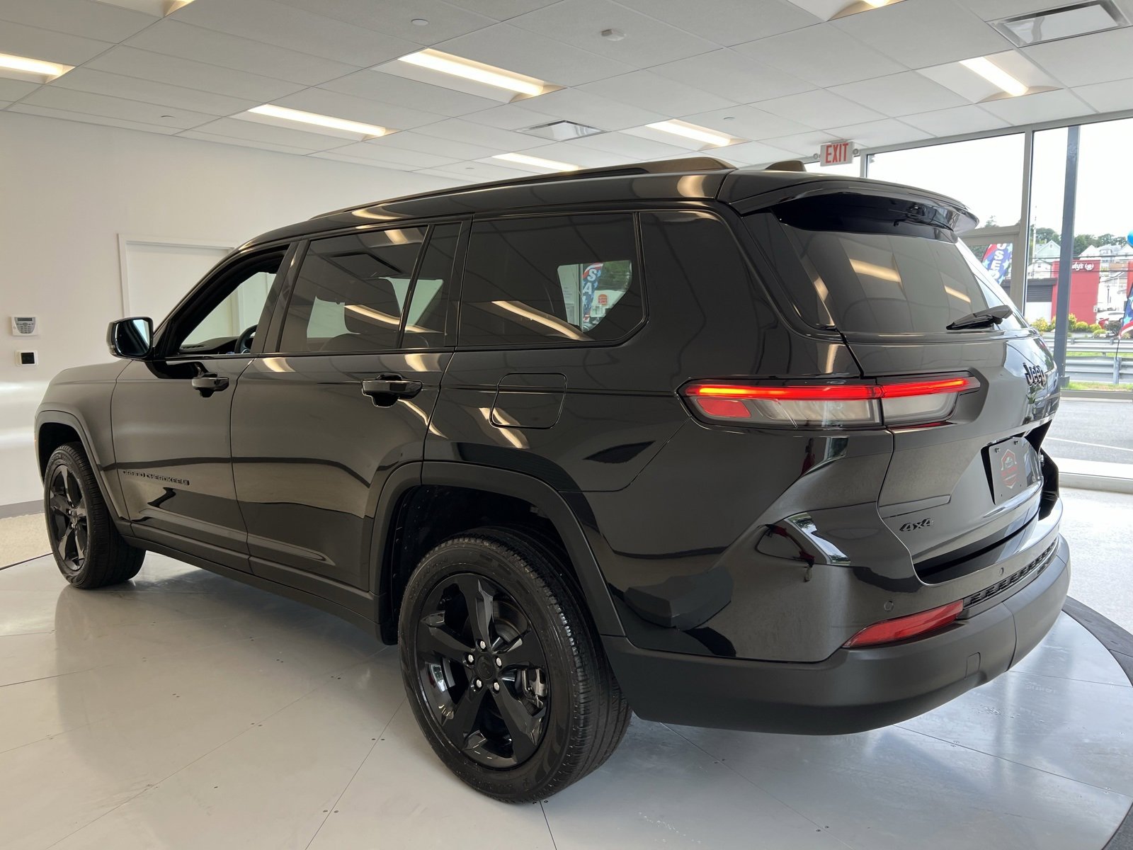 Used 2024 Jeep Grand Cherokee L Limited w/ Black Appearance Package image 74