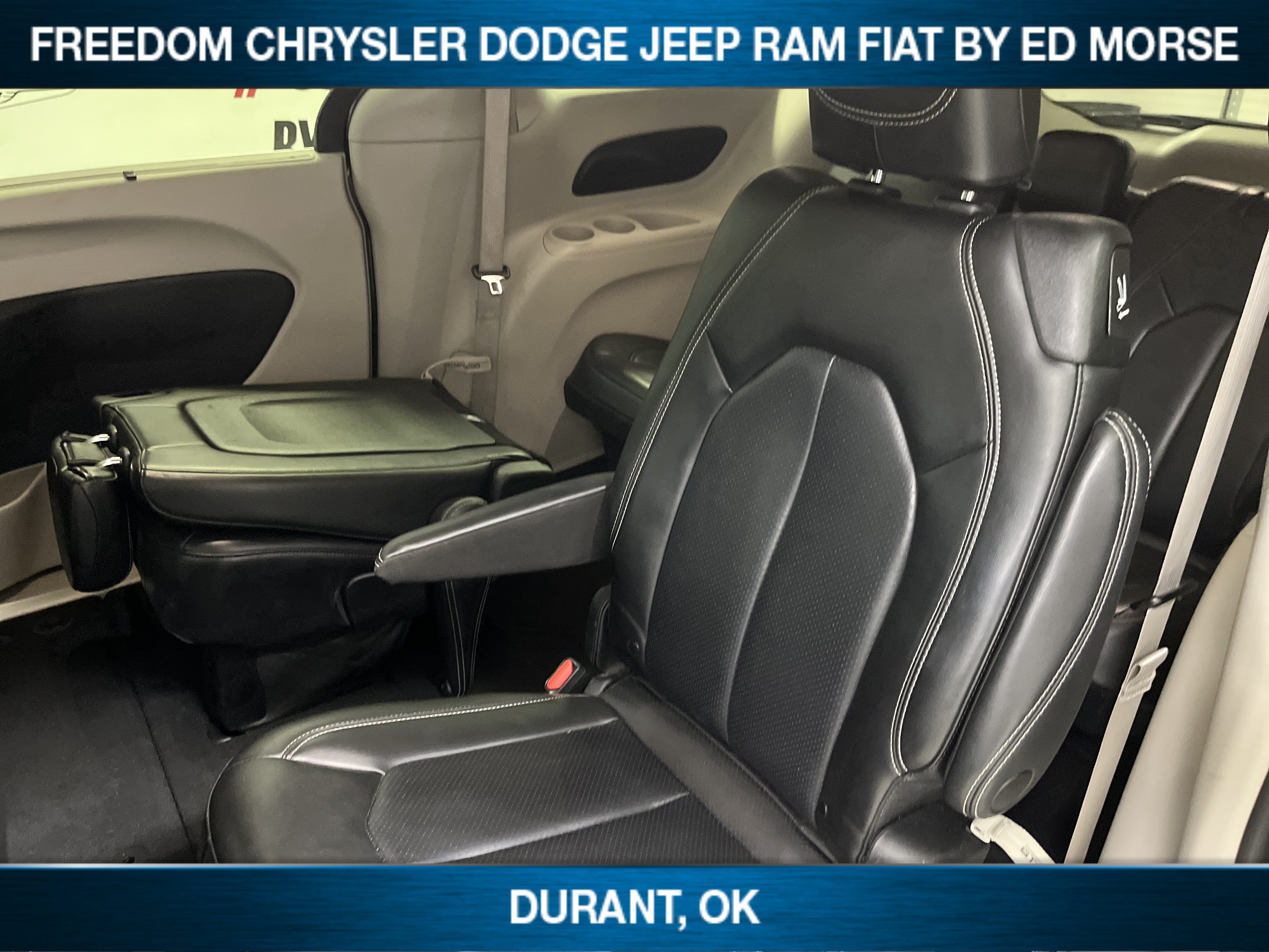 Used 2023 Chrysler Pacifica Touring-L FWD image 8