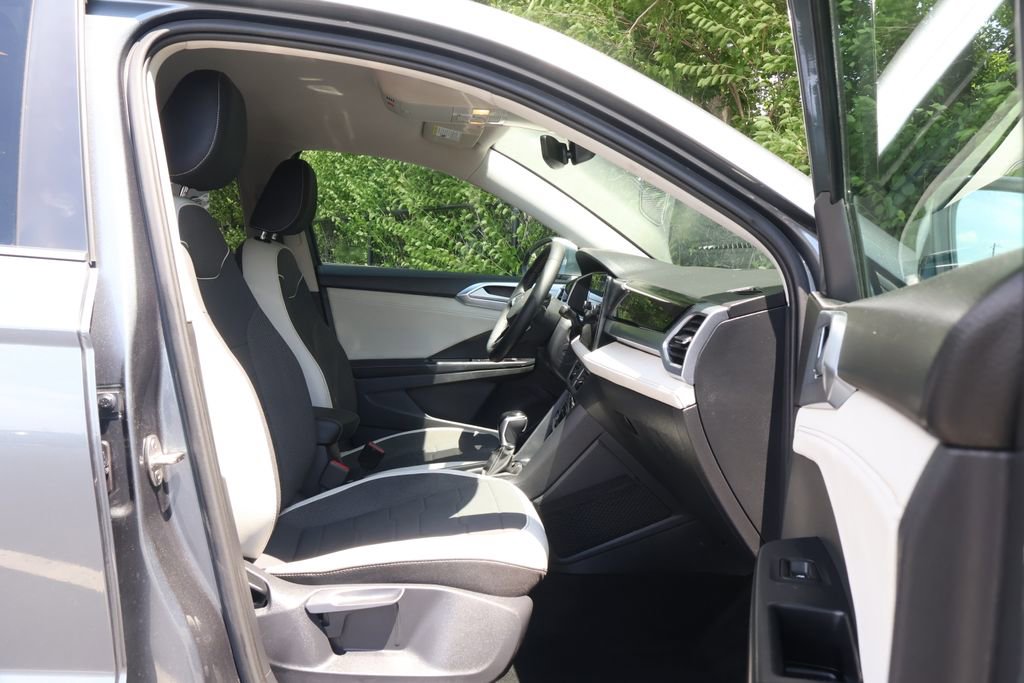 Used 2025 Volkswagen Taos SE FWD image 38