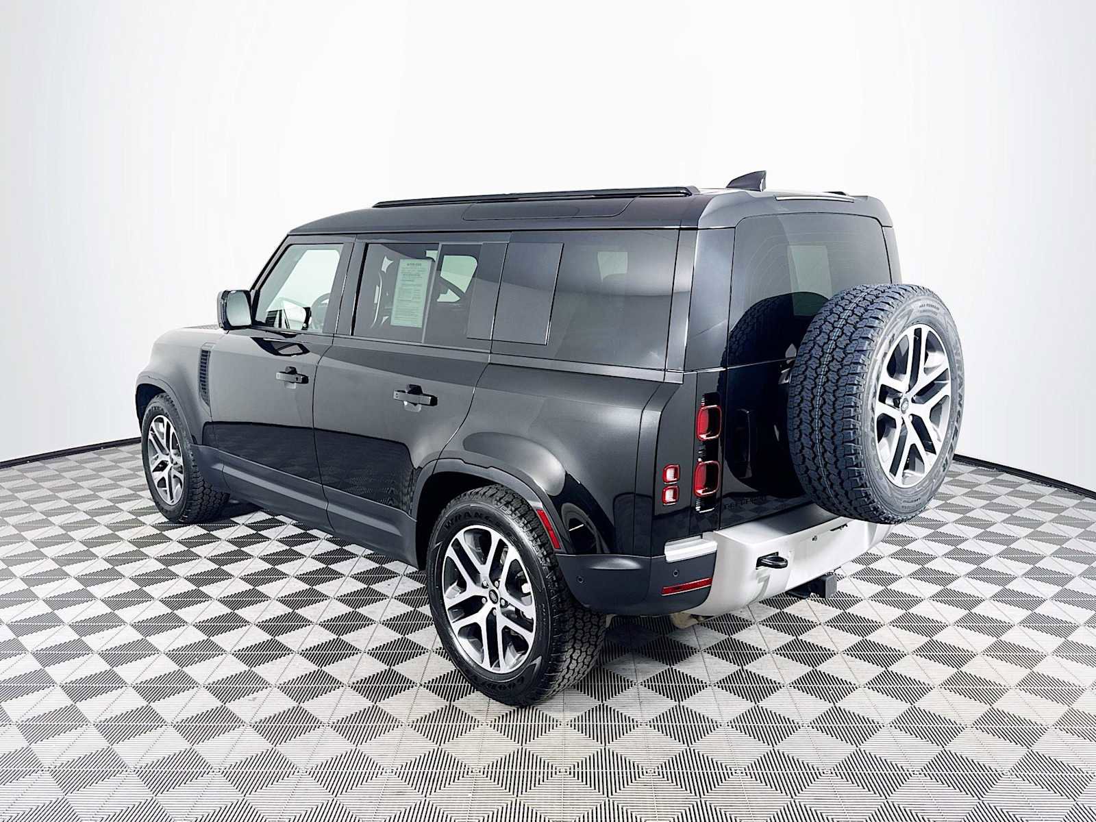 Used 2025 Land Rover Defender 110 S image 7