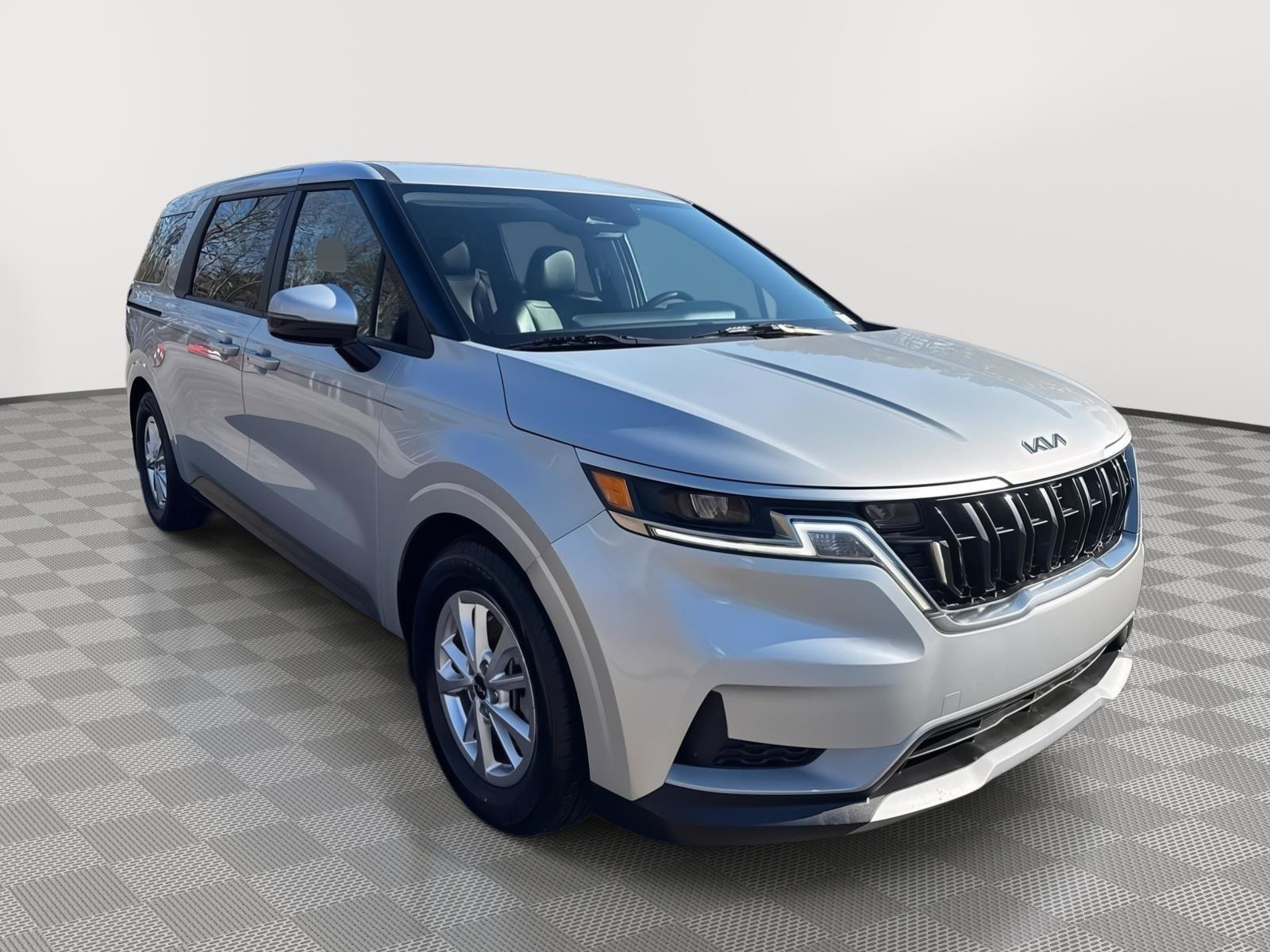 Used 2023 Kia Carnival LX image 3