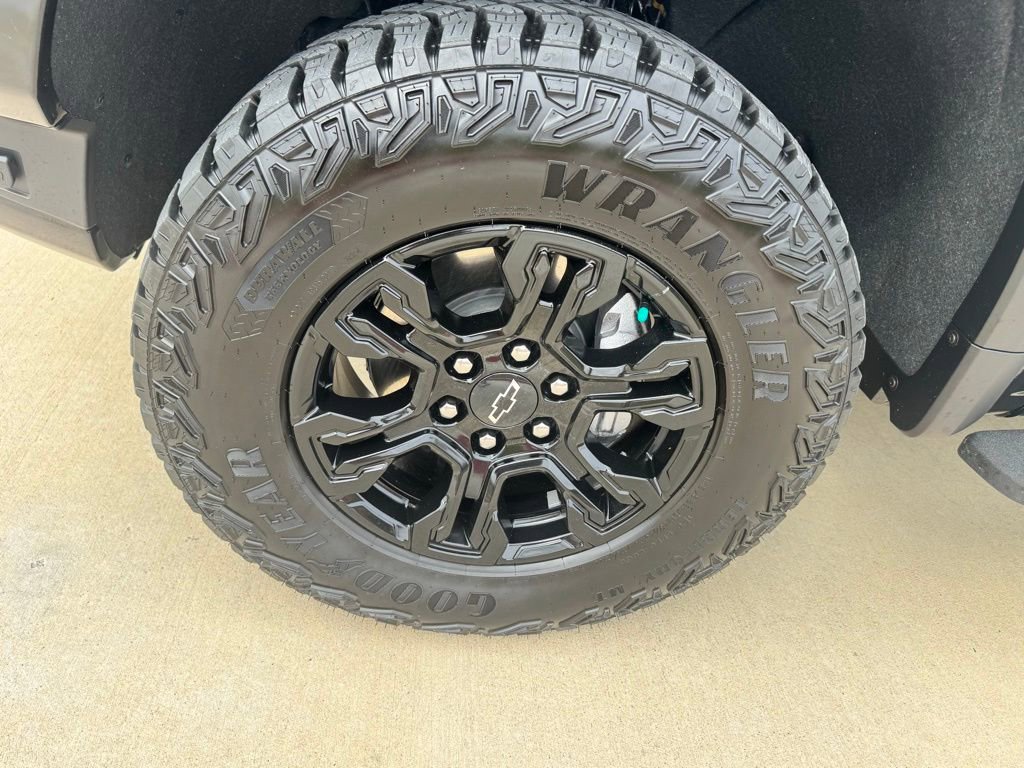 Used 2025 Chevrolet Silverado 1500 ZR2 w/ Technology Package image 9