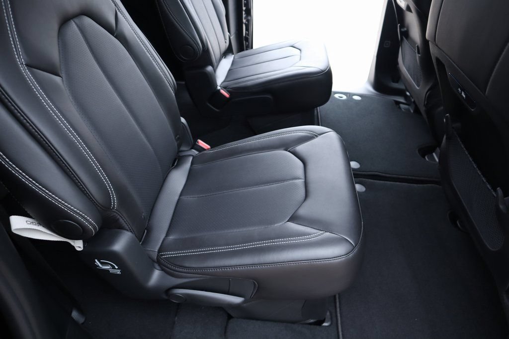 New 2026 Chrysler Pacifica Select FWD image 15