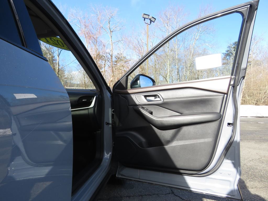 Used 2021 Nissan Rogue Platinum image 12