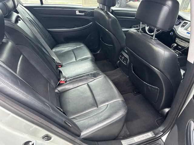 Used 2013 Hyundai Genesis 3.8 w/ Technology Pkg RWD image 11