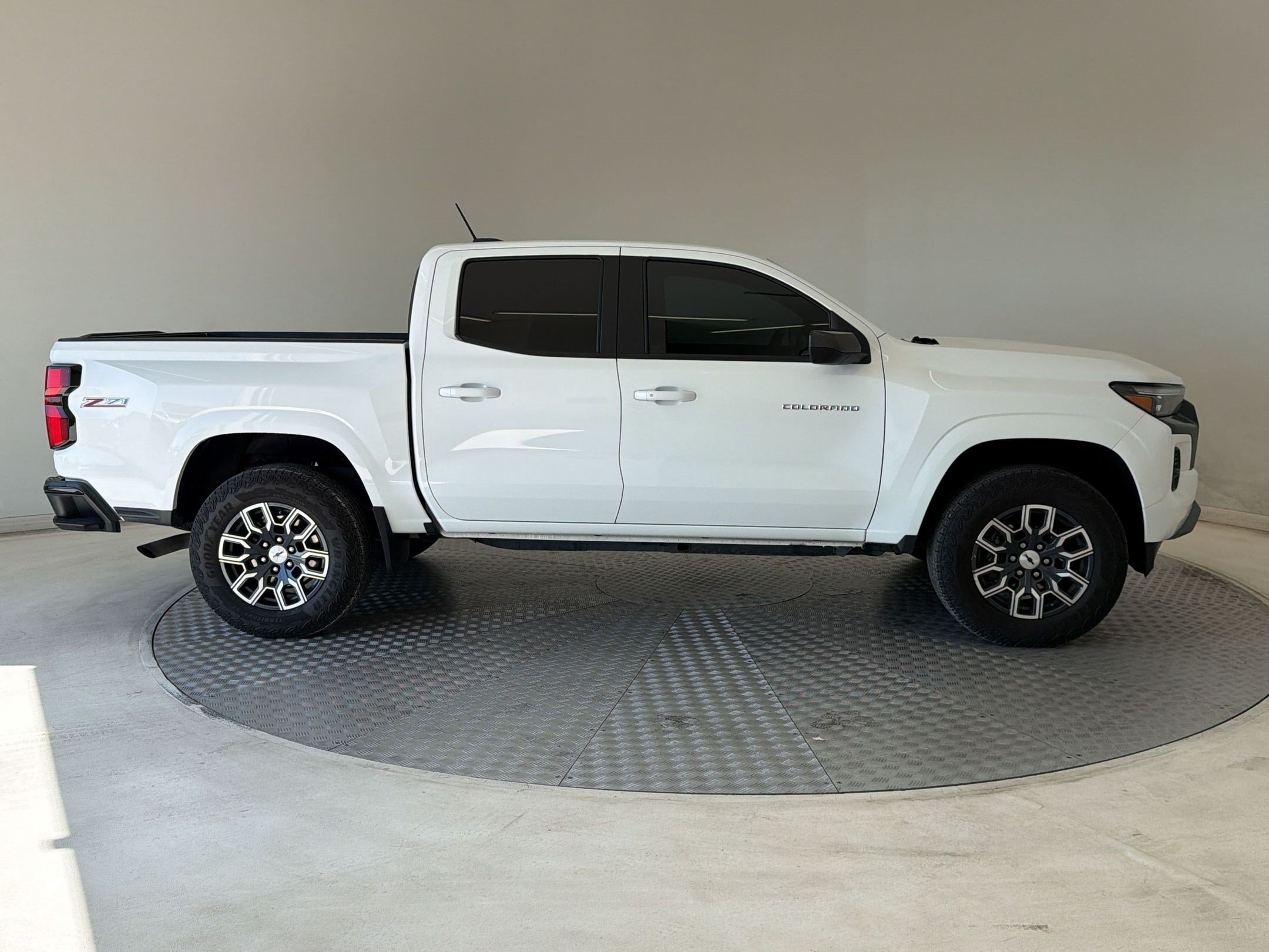 Used 2025 Chevrolet Colorado Z71 AWD/4WD image 8