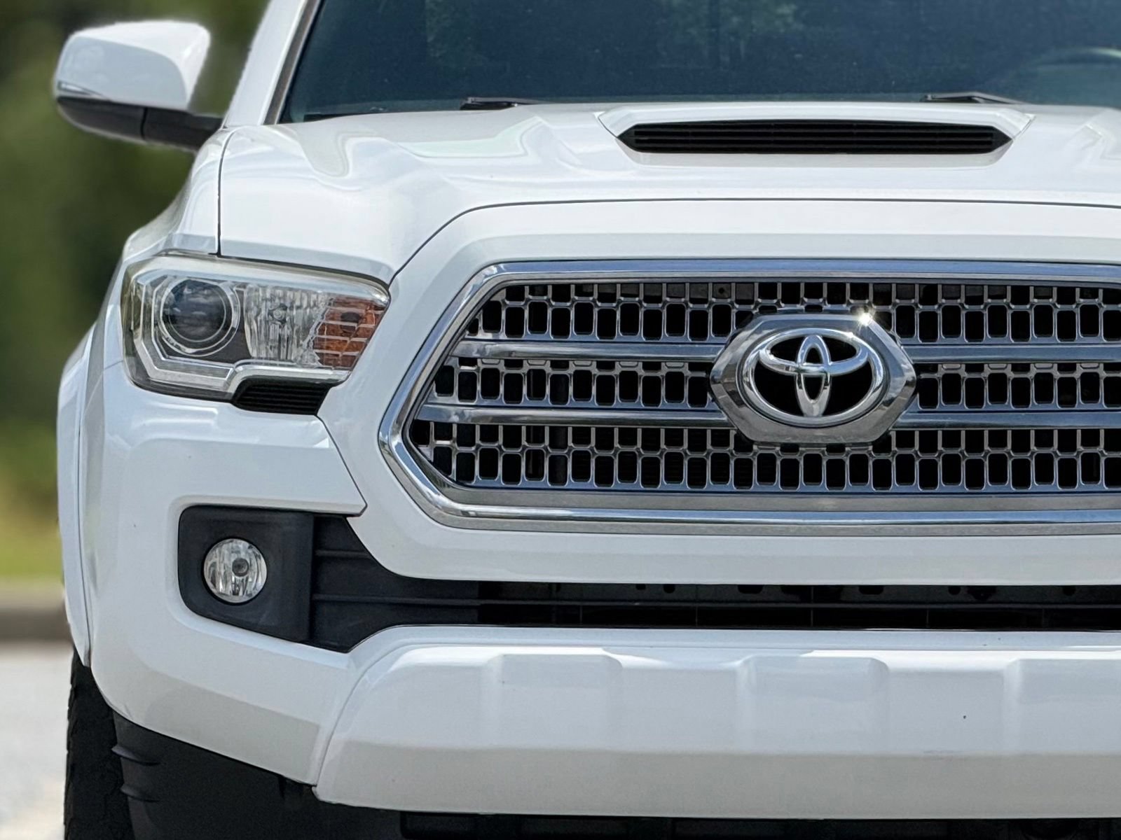 Used 2017 Toyota Tacoma TRD Sport w/ Premium & Technology Package RWD image 14