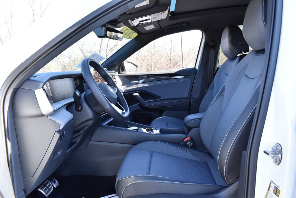 Used 2025 Volkswagen Tiguan SE R-Line image 15