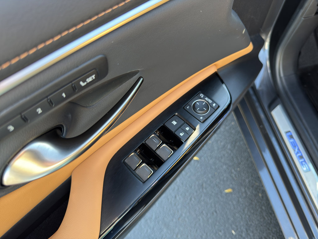 Used 2024 Lexus ES 300h Premium image 11