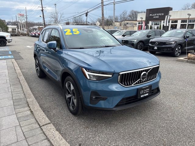 Used 2025 Volvo XC40 B5 Plus AWD/4WD image 7