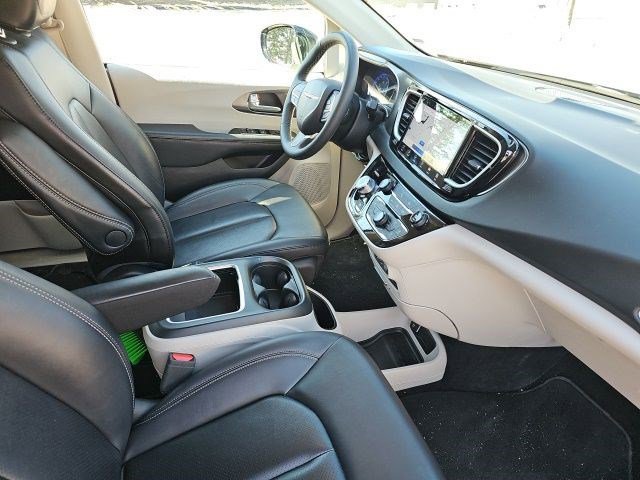 Used 2024 Chrysler Pacifica Touring-L image 10