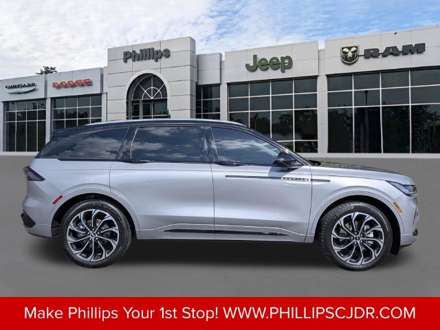 Used 2025 Lincoln Nautilus Reserve AWD/4WD image 2