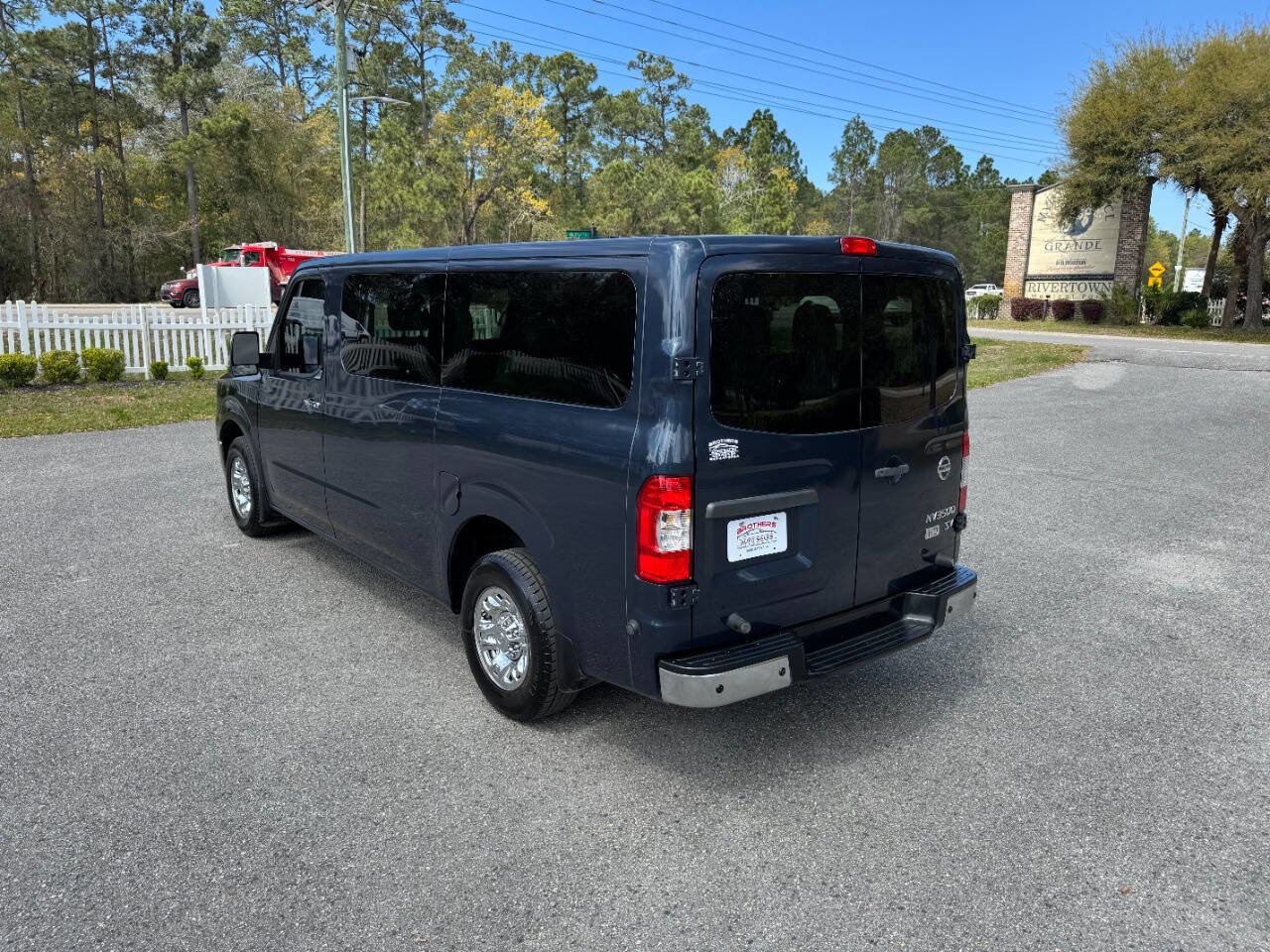 Used 2016 Nissan NV 3500 SV w/ SV Technology Package image 4