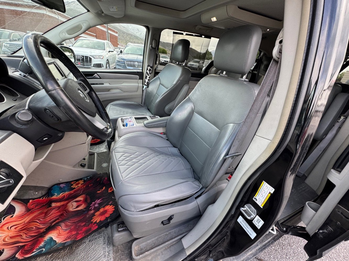 Used 2010 Volkswagen Routan SEL Premium FWD image 17