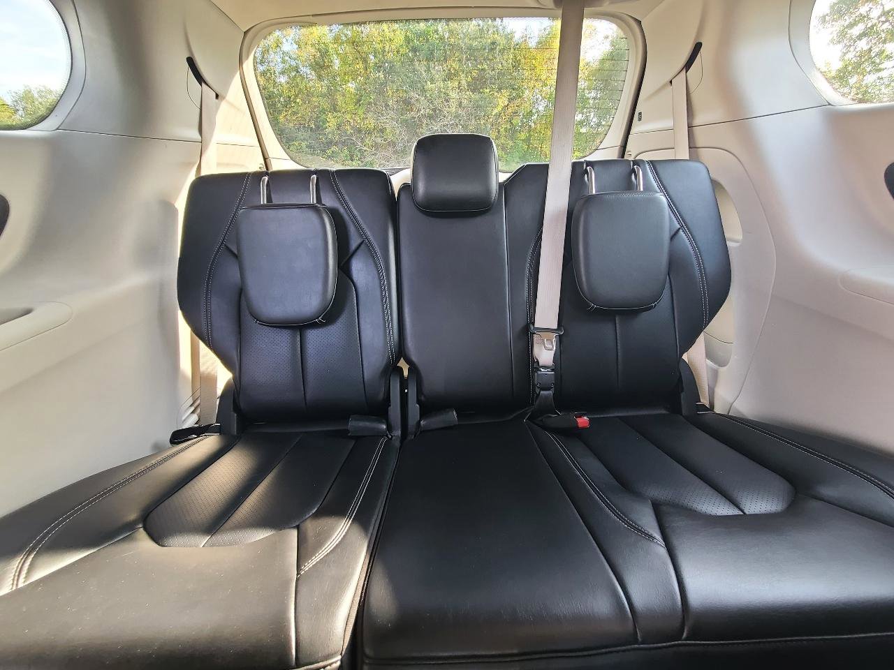 Used 2023 Chrysler Pacifica Touring-L FWD image 12