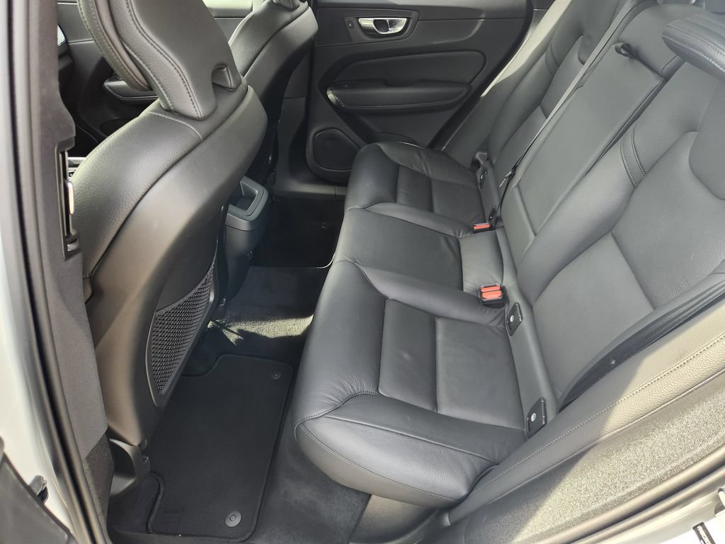 Certified 2025 Volvo XC60 B5 Plus AWD/4WD image 11