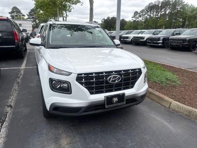 Used 2025 Hyundai Venue SEL FWD image 2