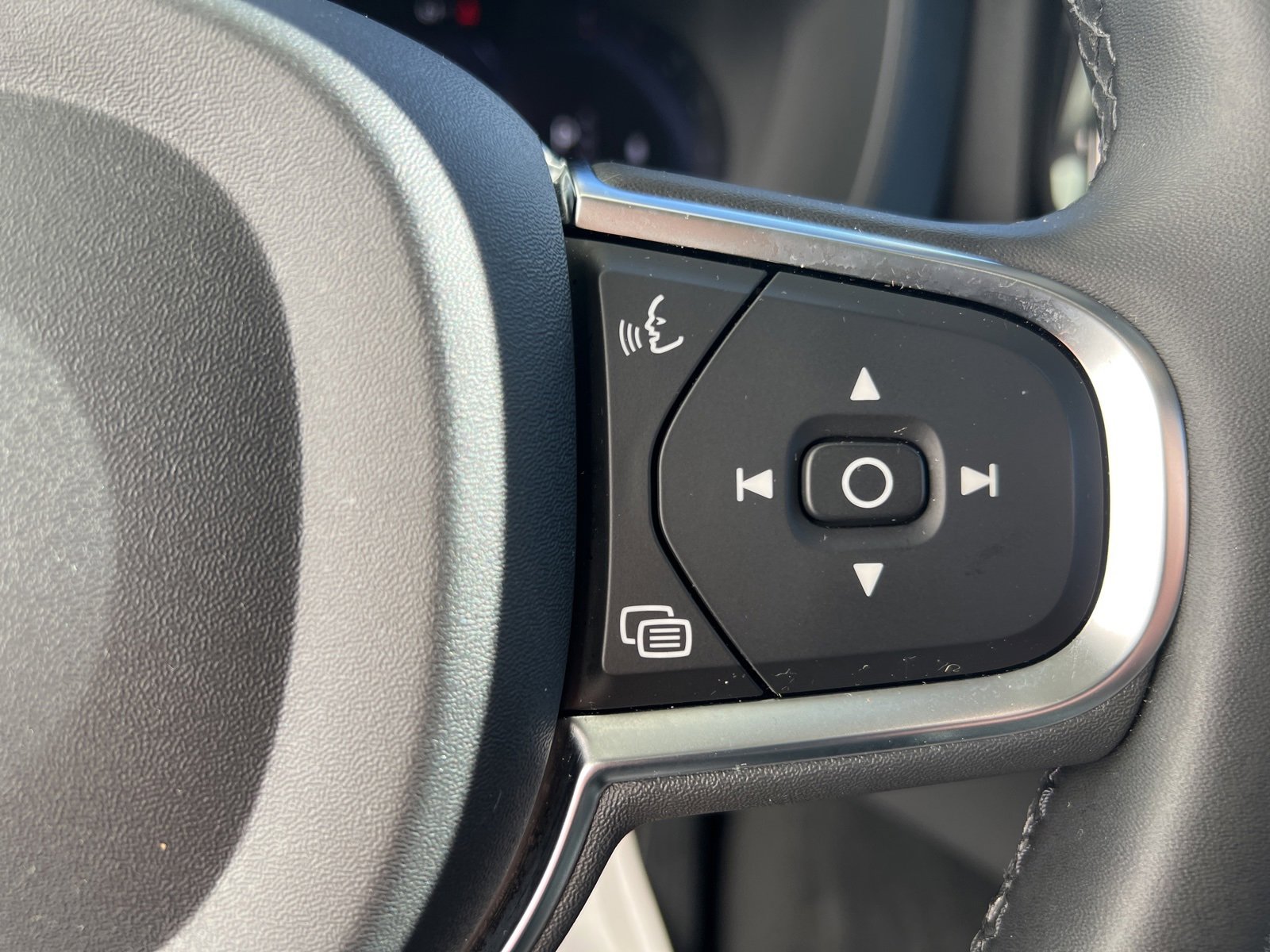 Used 2024 Volvo XC60 B5 Core image 8