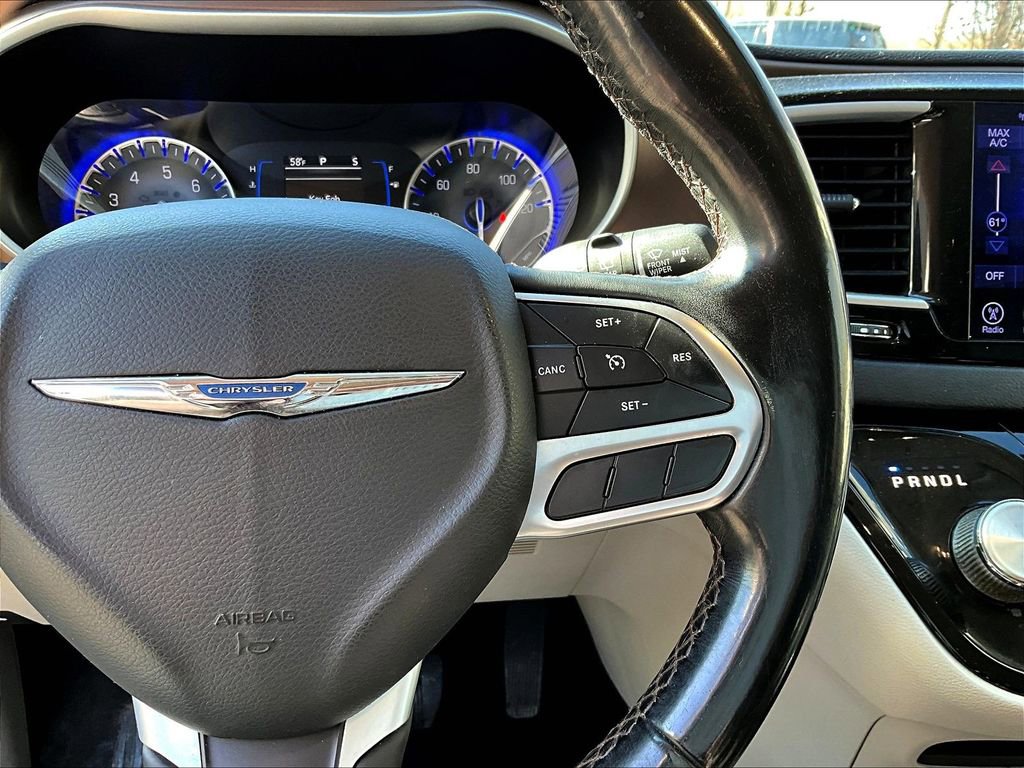 Used 2017 Chrysler Pacifica Touring-L image 16