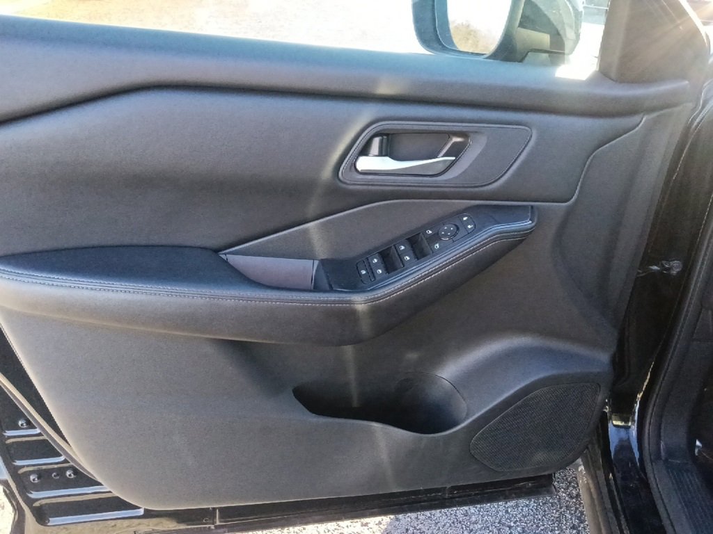 Used 2024 Nissan Rogue SV image 11