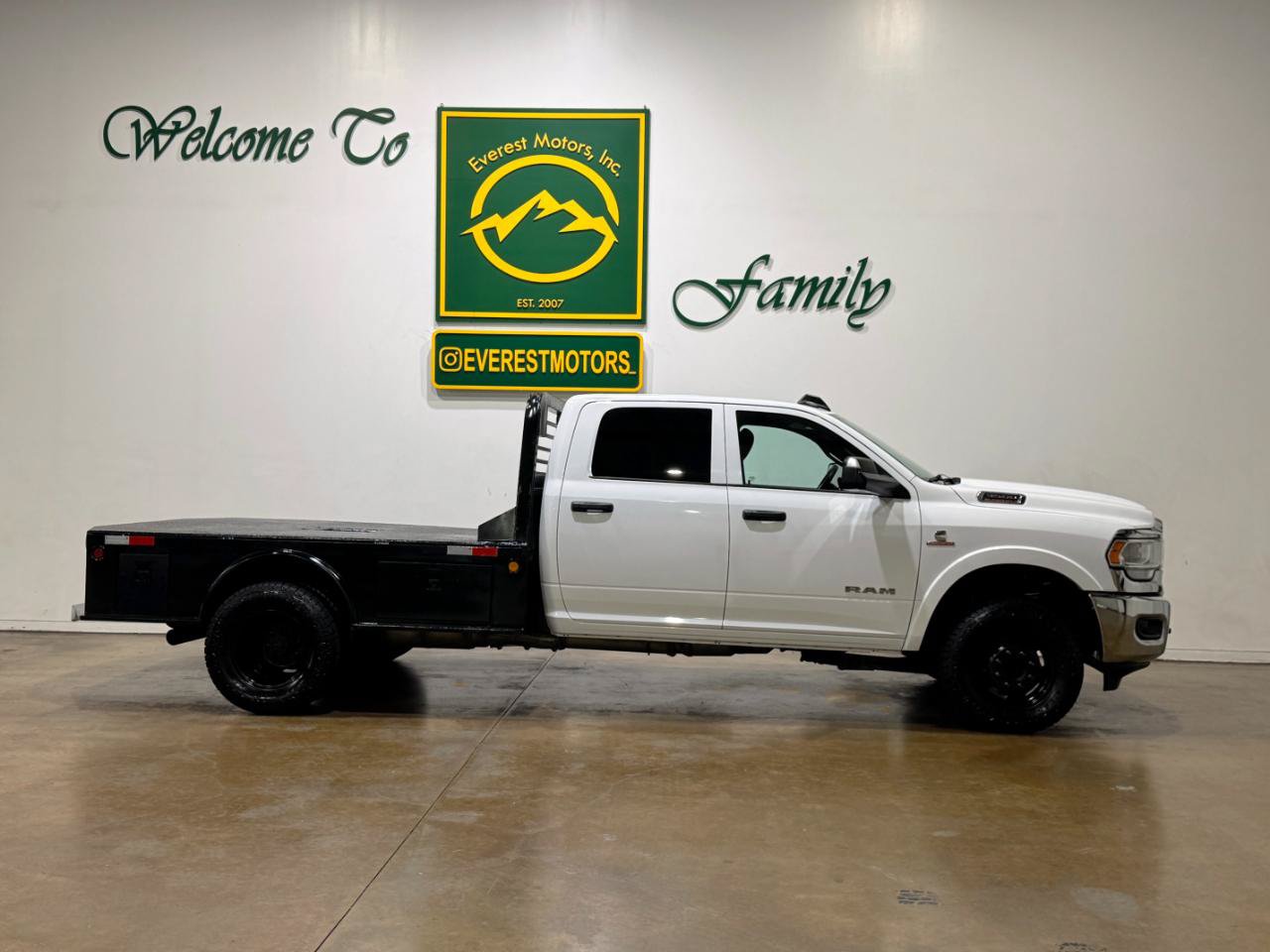 Used 2021 RAM 3500 Tradesman w/ Chrome Appearance Group AWD/4WD image 9