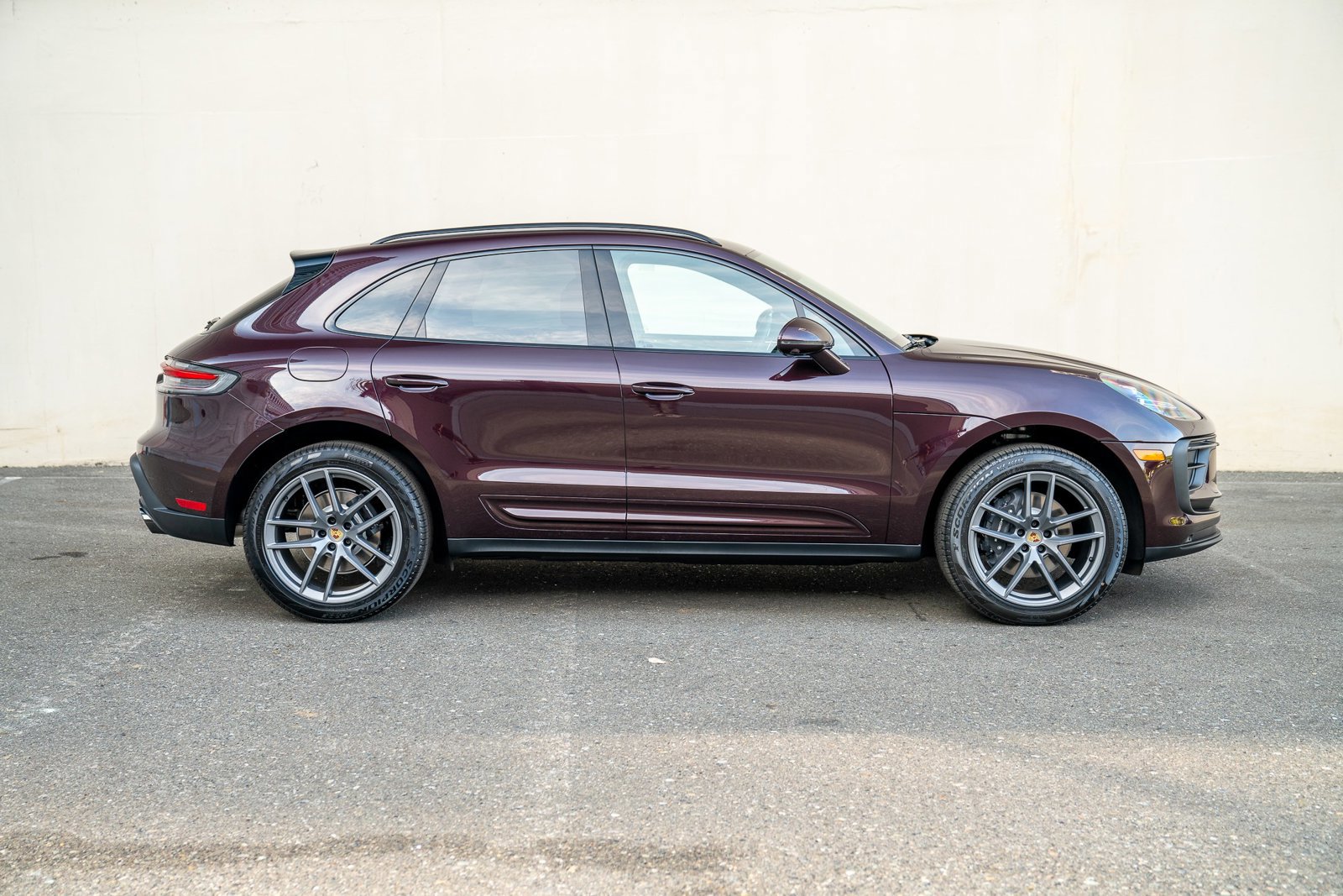 Certified 2025 Porsche Macan AWD/4WD image 8
