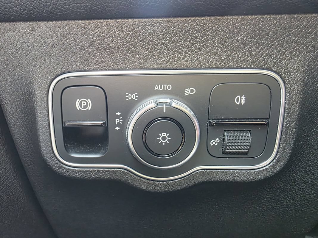 Used 2020 Mercedes-Benz GLB 250 4MATIC image 35