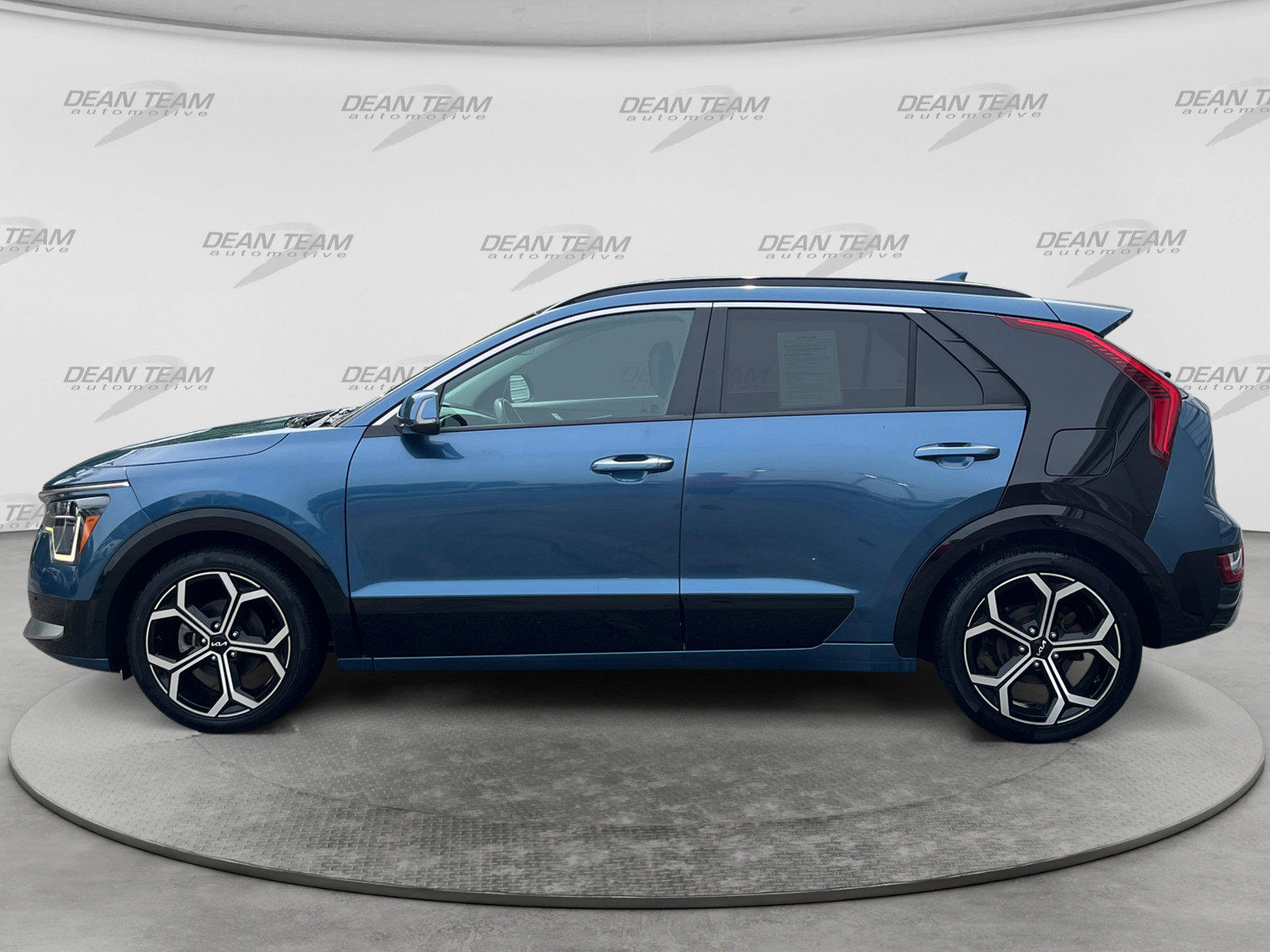 Used 2023 Kia Niro SX Touring FWD image 4