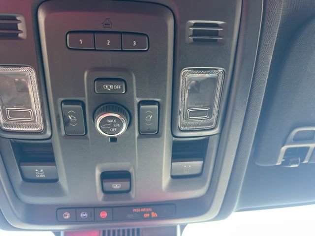 Used 2024 GMC Yukon SLT w/ SLT Luxury Package image 19