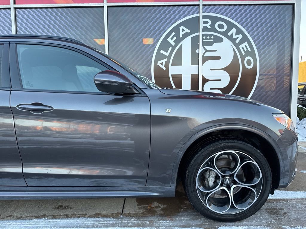 Used 2023 Alfa Romeo Stelvio Ti image 5