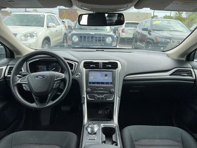 Used 2020 Ford Fusion SE FWD image 12