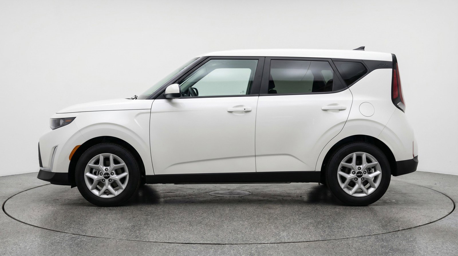 Used 2025 Kia Soul LX w/ LX Technology Package FWD image 5