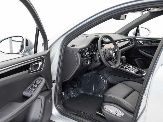 Certified 2025 Porsche Macan AWD/4WD image 7