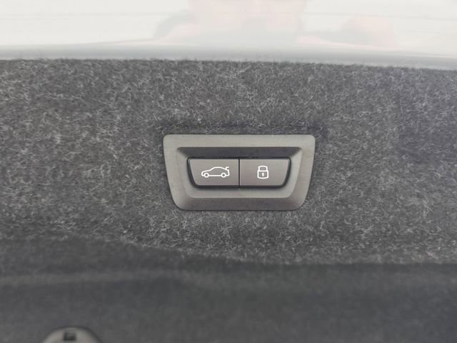 Certified 2025 BMW 550e xDrive w/ Premium Package image 33