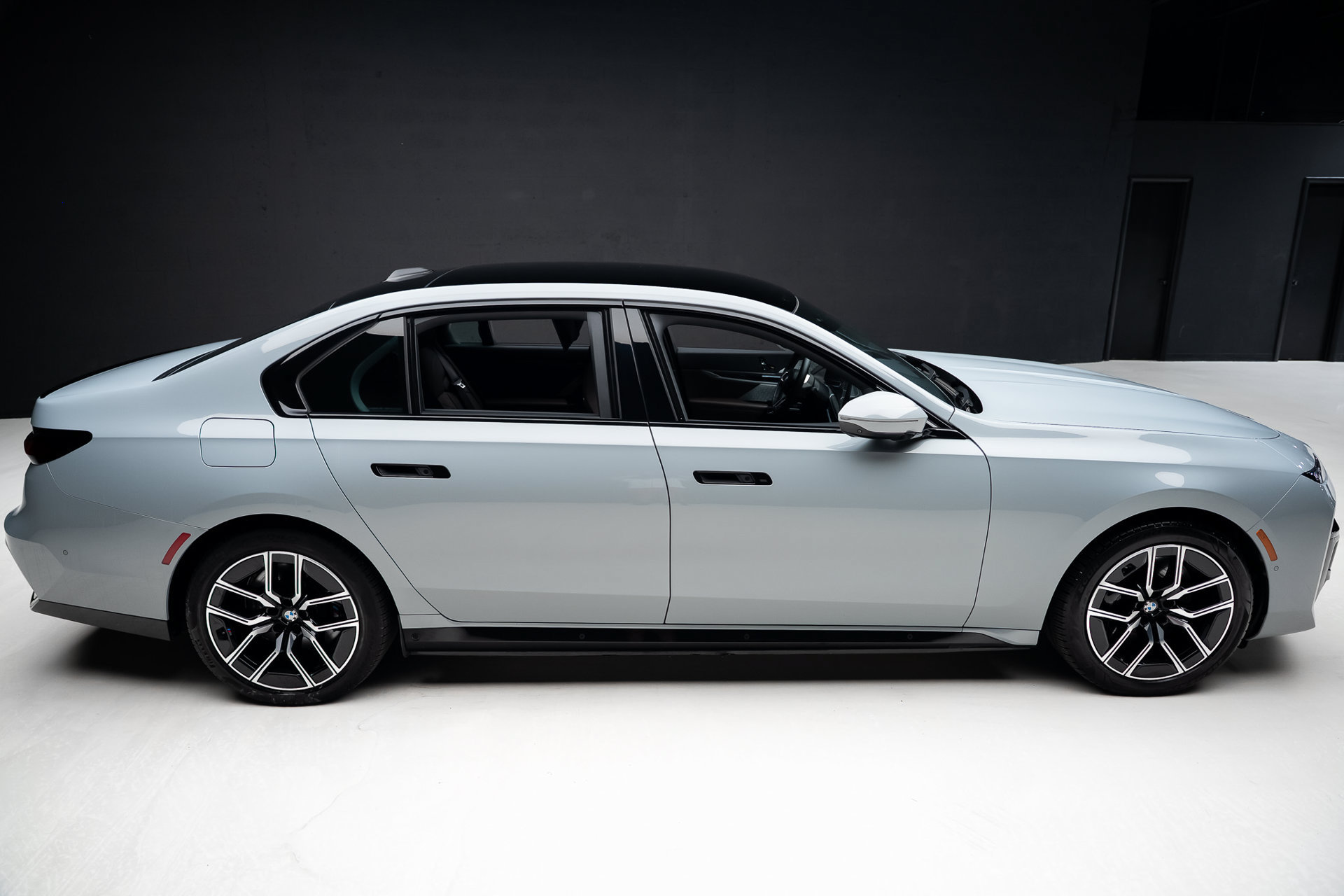 Used 2024 BMW i7 xDrive60 w/ Executive Package AWD/4WD image 34