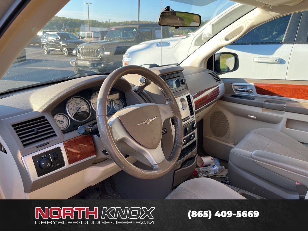 Used 2009 Chrysler Town & Country Touring image 6