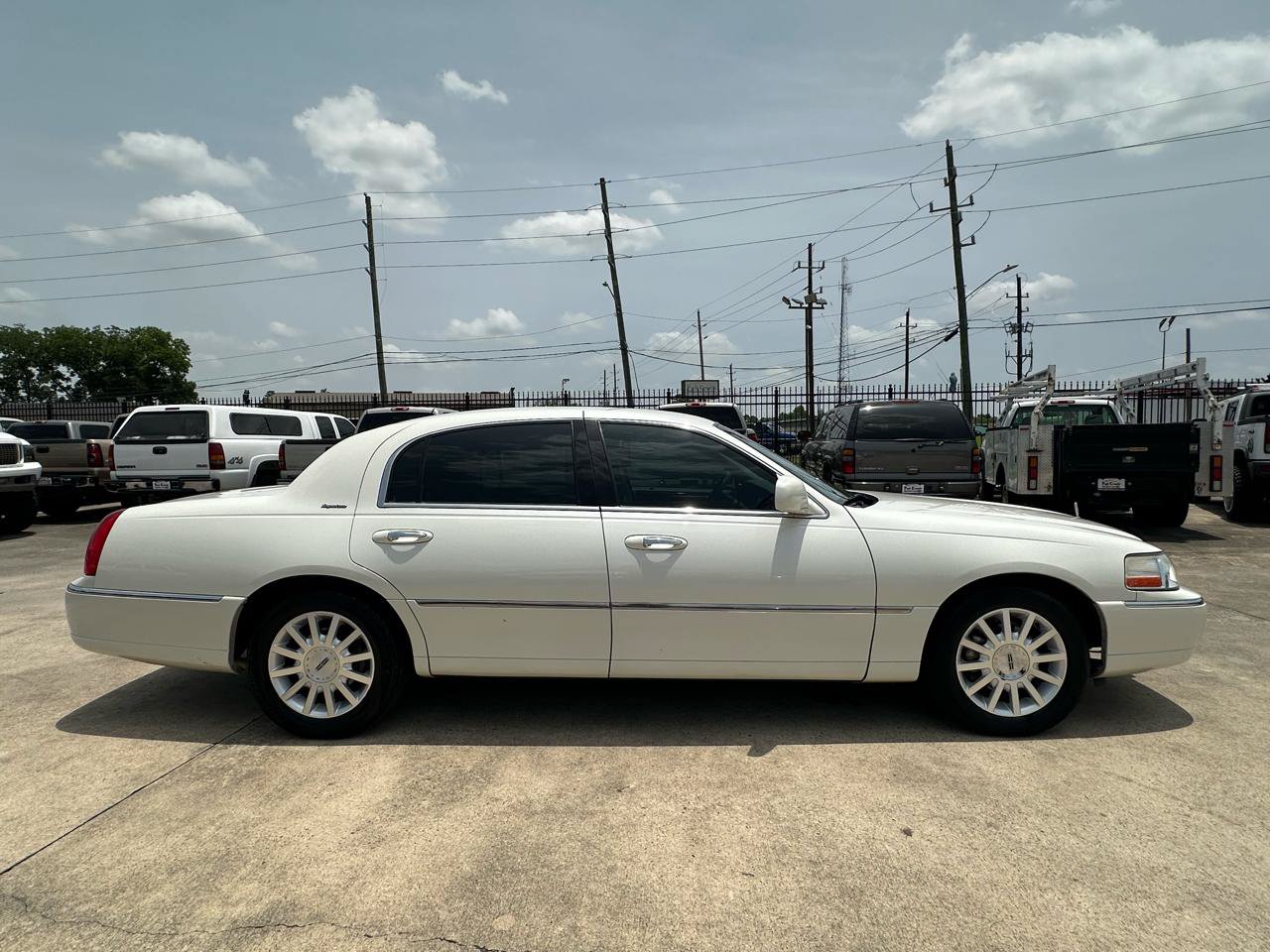 Used 2006 Lincoln Town Car Signature RWD image 6