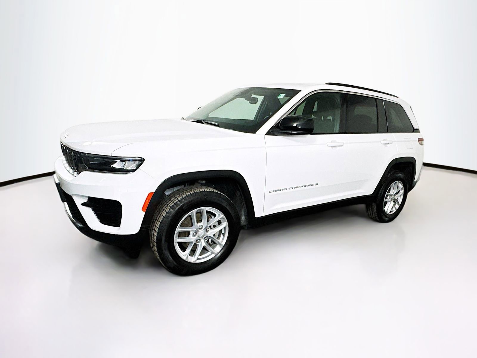 Used 2024 Jeep Grand Cherokee Laredo X image 4