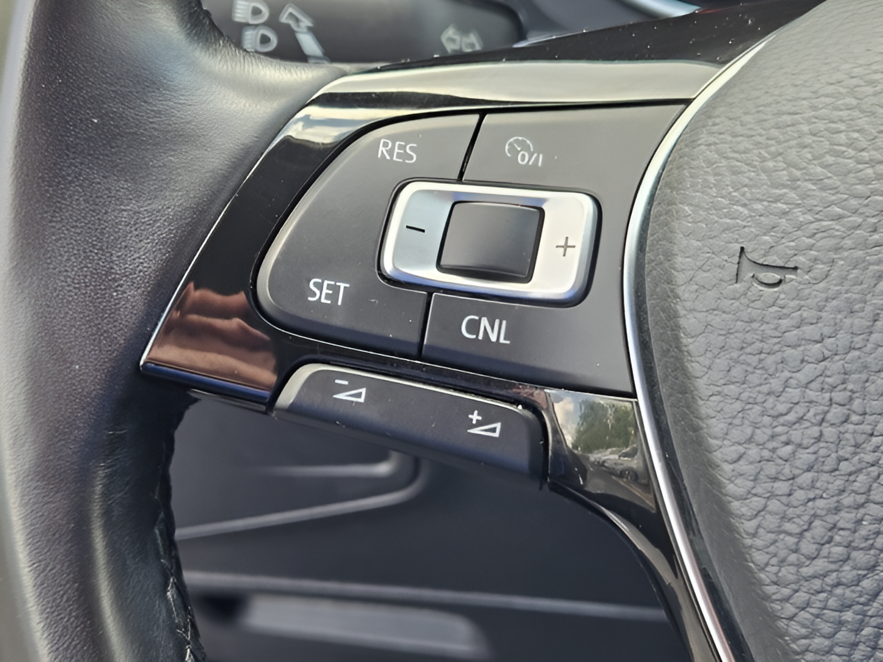 Used 2018 Volkswagen Tiguan S FWD image 24