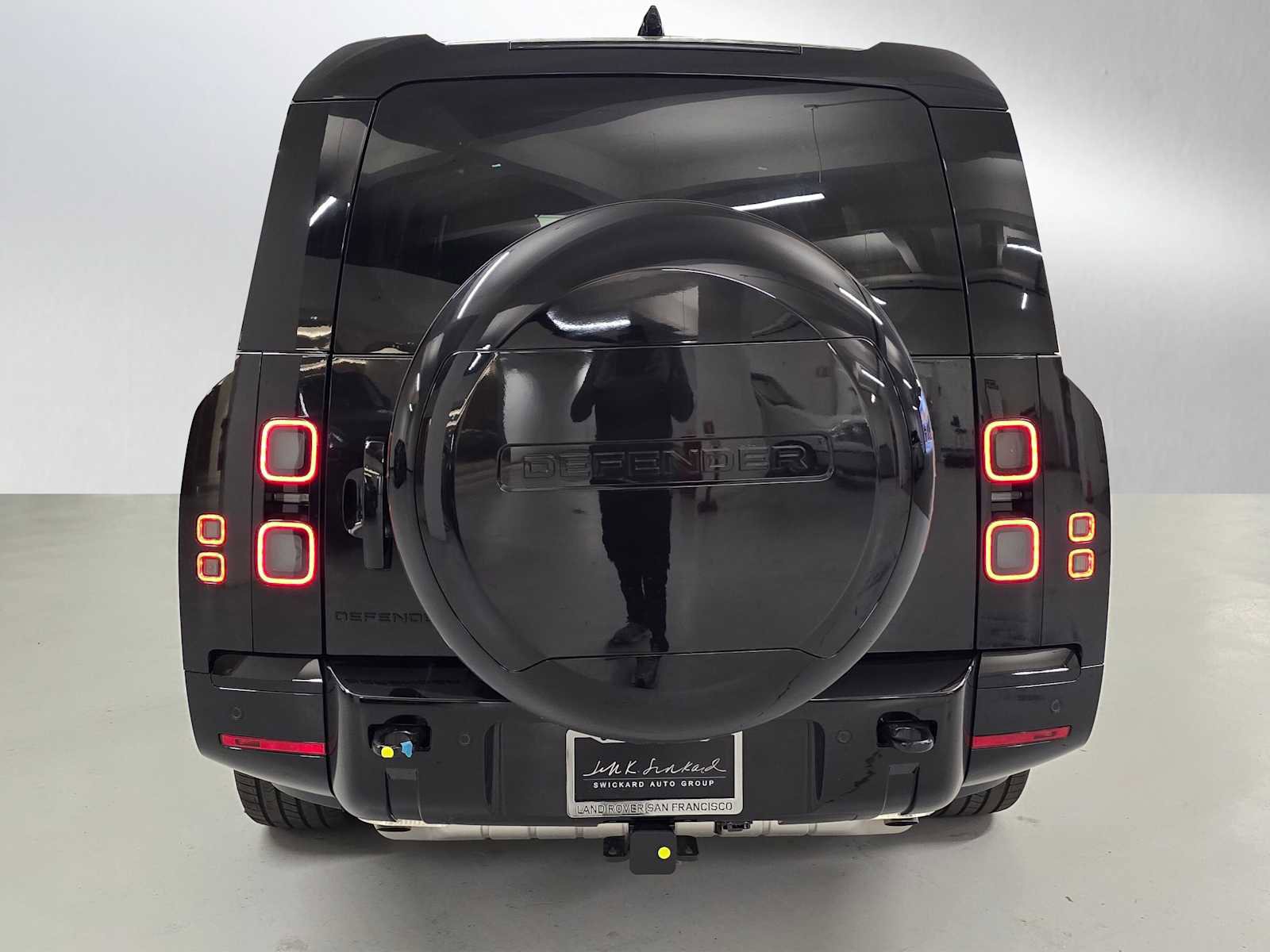New 2026 Land Rover Defender 130 X-Dynamic SE image 4