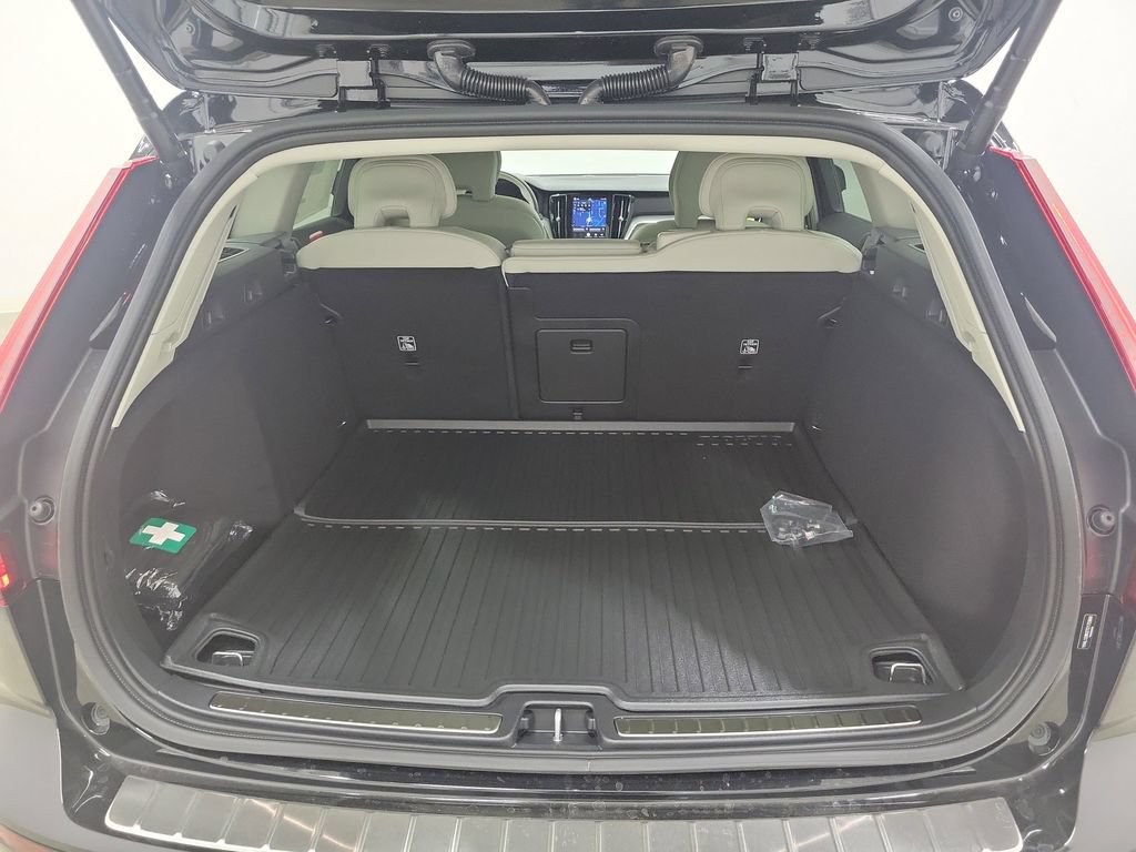 New 2026 Volvo V60 B5 Cross Country Plus w/ Protection Package Premier AWD/4WD image 10