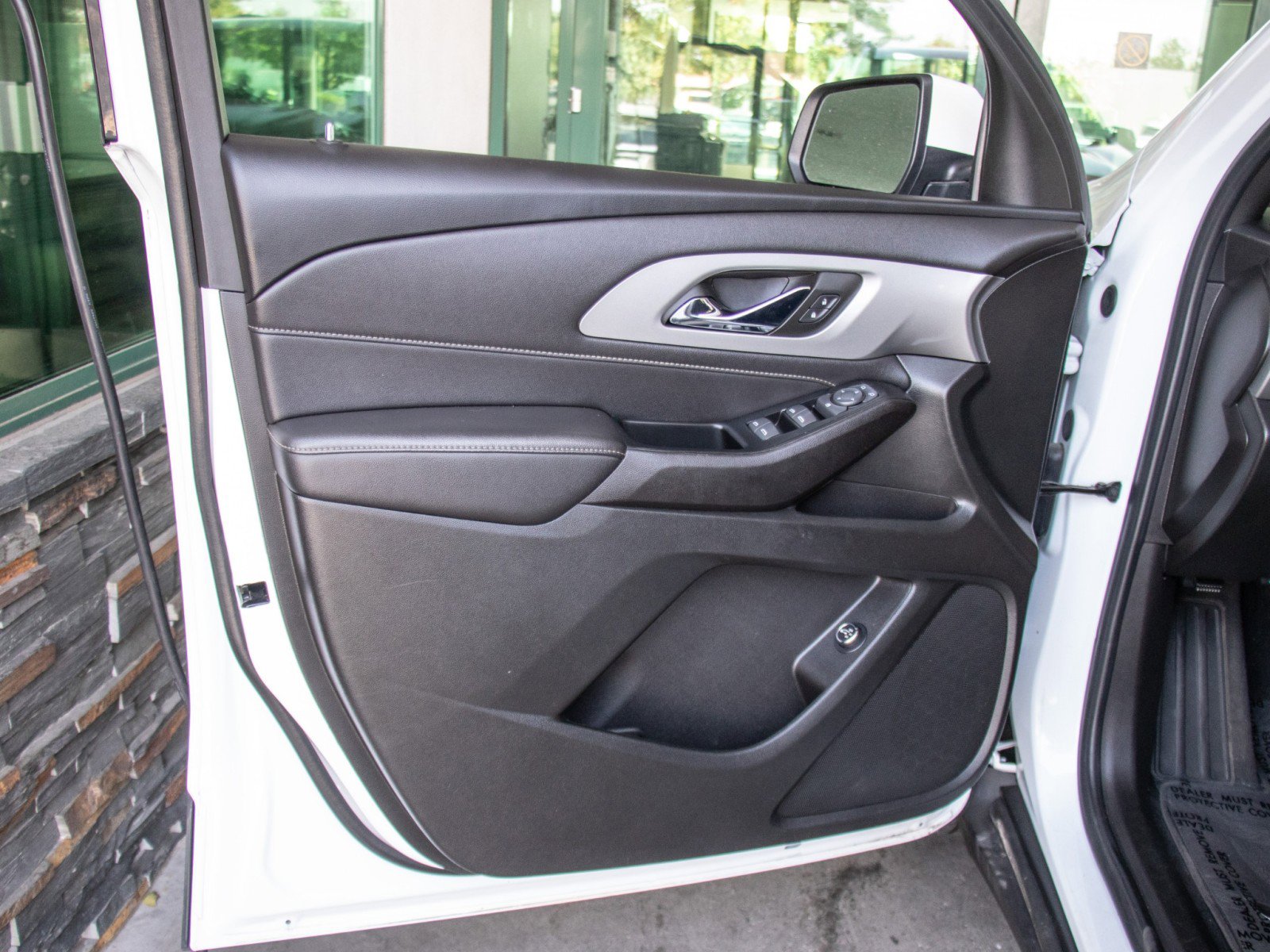 Used 2023 Chevrolet Traverse LT image 9