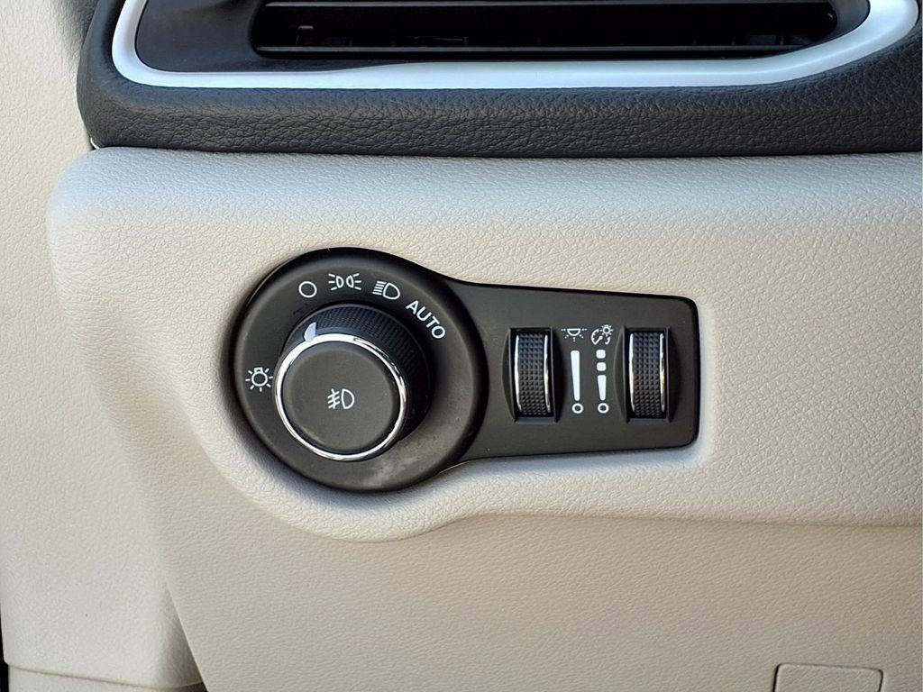 Used 2024 Chrysler Pacifica Limited FWD image 18