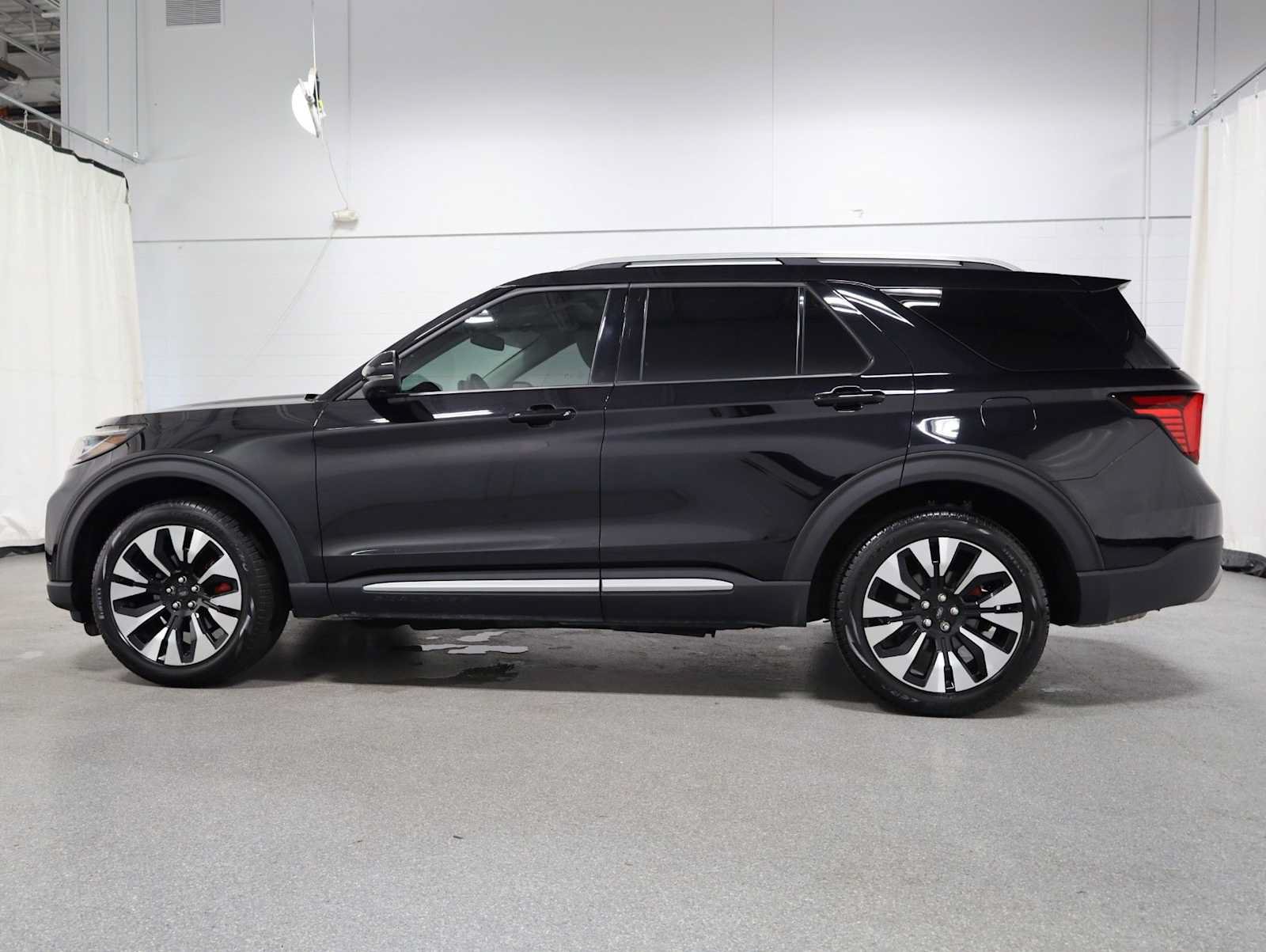 Used 2025 Ford Explorer Platinum w/ LUX Leather Package AWD/4WD image 2